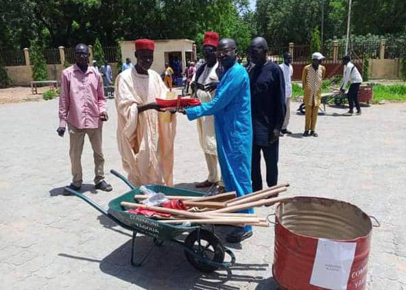 YAGOUA : LE MAIRE DISTRIBUE DU MATERIEL D’HYGIENE ET LANCE UN CONCOURS DU QUARTIER LE PLUS PROPRE