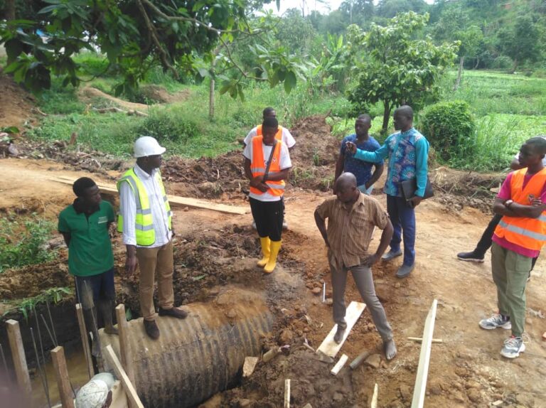 Évaluation des infrastructures à Nkolondom : Contrôle technique de la buse métallique sur la rivière Bidzoa