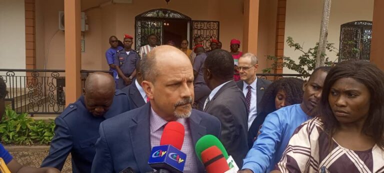 Visite de travail de l’Ambassadeur des États-Unis au Cameroun au siège du CNC : Un partenariat prometteur pour la régulation des médias