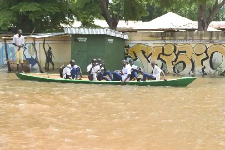 Rentrée scolaire à Yagoua : Les élèves bravent les inondations pour rejoindre l’école