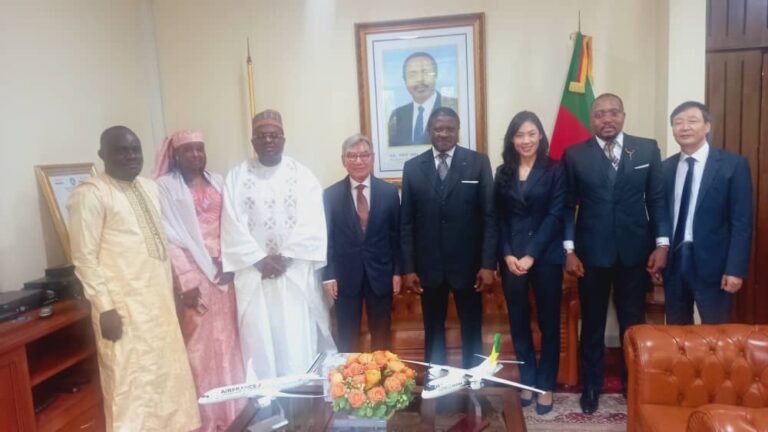 Le Président de Songuo Motors Co. Ltd. Rencontre le Ministre des Transports au Cameroun.