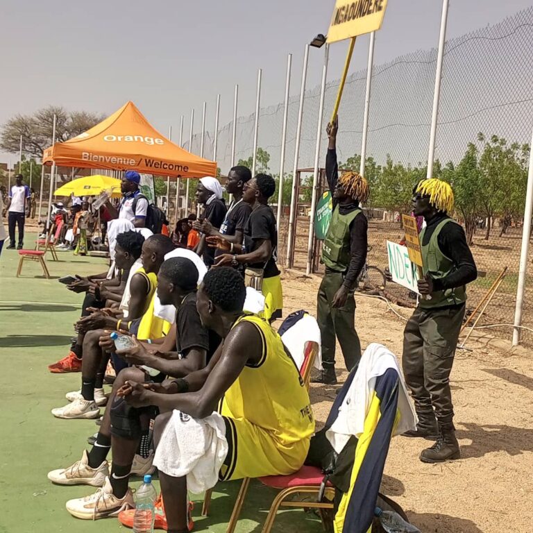 Maroua 2025 : Le Fan Club de l’Université de Ngaoundéré Enflamme les Championnats Zonaux Universitaires !